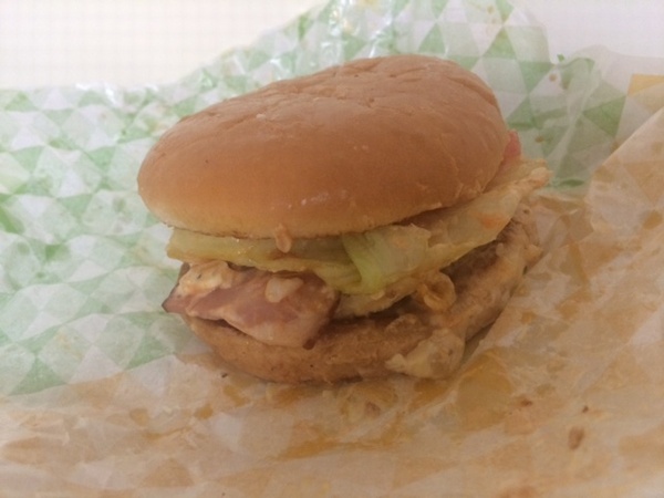 朝食に食べたい、ベーコンレタスバーガー風。