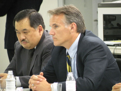 金沢工業大学虎ノ門大学院コンテンツ＆テクノロジー融合研究所で開催されたスポーツ･マーケティング-ベースボールビジネス」セミナーで講師と勤めたＭＬＢ（メジャー･リーグ･ベースボール）ヴァイスプレジデント・アジアのジム・スモール氏（右）と、同所・所長の北谷賢司氏（左）（２０１０年９月２４日）