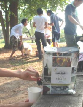 カタログ販売のベルーナ＜９９９７＞（東１）は、行楽の秋を迎えて、ワイン専門通販「Ｍｙ　Ｗｉｎｅ　ＣＬＵＢ」では、９月１５日発行の最新カタログにおいて、便利な紙箱入りワイン（ボックスワイン）を紹介している。