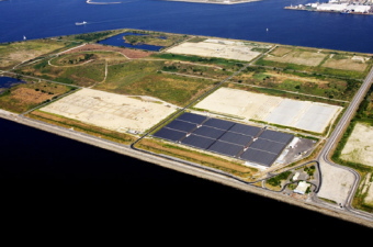 関西電力＜９５０３＞（東１）と堺市は共同で、堺市臨海部・第７－３区（大阪府堺市西区築港）においてメガソーラー発電を計画し、平成２１年１２月に着工していたが、一部の発電設備（約３ＭＷ）が竣工し、５日、電気事業法に基づく使用前自主検査を終え、営業運転を開始したと発表。