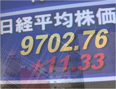 ７日前場の東京株式市場は、全般堅調。円相場の１ドル８２円台は警戒されたものの、昨日に続き不動産株・金融株などが堅調で、小売り業などもしっかり。ノーベル賞関連銘柄も小高い。