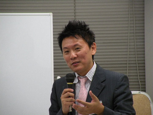 中国ビジネスに詳しい株式会社中国市場戦略研究所・代表取締役の徐向東氏が講演する様子（２０１０年１０月５日）