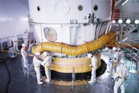 こうのとりの二段目取り付け作業を行う様子。2009年8月30日、種子島宇宙センター
にて（JAXA）