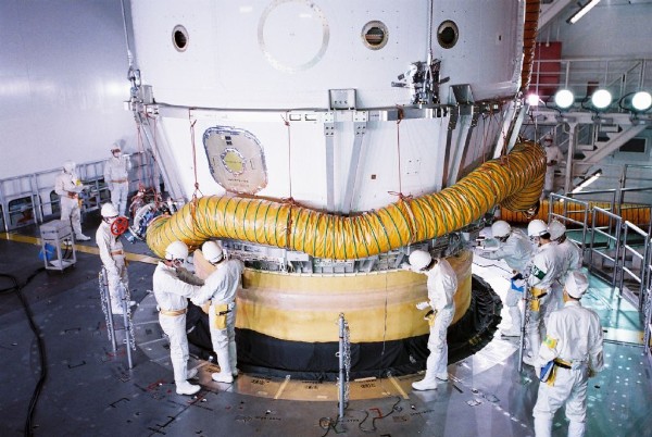 こうのとりの二段目取り付け作業を行う様子。2009年8月30日、種子島宇宙センター
にて（JAXA）
