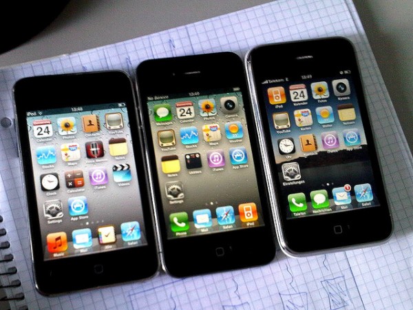 iPod、iPhone 4、iPhone 3GSを並べた様子(<a href='http://www.flickr.com/photos/superzelle/4730206646/' target='_blank'>iPod, iPhone4 and iPhone 3GS</a> by bilderheld)