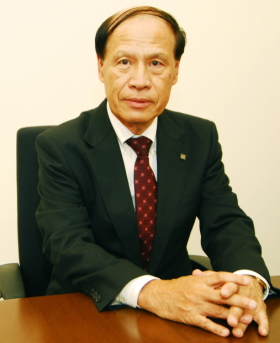 ゲームセンター運営を、従来の装置産業からサービス産業への転換により、消費不振をチャンスと捉えて業績を伸ばしているアドアーズ＜４７１２＞（ＪＱＳ）。今３月期は営業利益７６％増益の見通し。この日本流、「おもてなし」が評価されて、マカオのカジノホテルへ進出が決まった。中川健男社長に取組を聞いた。