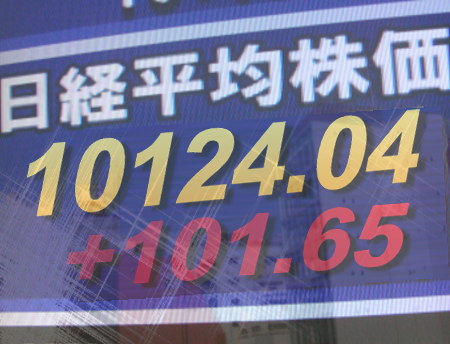 ２２日前場の東京株式市場は、輸出関連株を中心に堅調続伸。対ユーロでの円安進行が目立ち、ＩＴ向けガラス素材、機械、電機精密、自動車株などが牽引。材料株の物色も活発で、東証１部の値上がり銘柄数は１１９６銘柄（約７２％）だった。