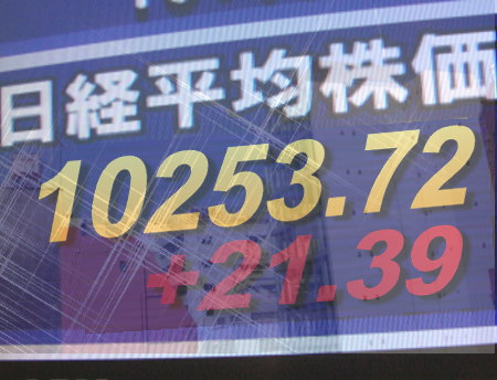 ９日前場の東京株式市場は、朝高のあと一進一退。米国での「ブッシュ減税」継続、円安傾向を材料に自動車、精密、電機などから続伸基調となり、金融株も堅調。半面、資源株や大手商社、重電株は軟調で、東証１部の値上がり銘柄数は６４８銘柄（約３９％）だった。