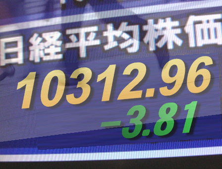 １５日前場の東京株式市場は、全般もちあい相場の中で材料株物色が活発。法人税減税が確定し寄与・影響の範囲がつかめたとして不動産、サービス、卸売りなどが高く、鉄鋼、小売り、銀行などは軟調。東証１部の値上がり銘柄数は６９３銘柄（約４１％）だった。