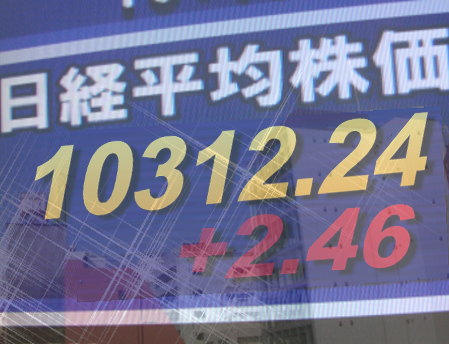 １６日前場の東京株式市場は、全般もちあい。為替が１ドル８４円台の円安となったため自動車、精密機器などが堅調で、法人税率の引き下げを受けて銀行、不動産、建設などもしっかり。東証１部の値上がり銘柄数は８５６銘柄（約５１％）だった。