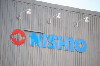 西尾レントオール＜９６９９＞（大１）はここへきて一気に年底値ゾーンを離れる人気相場に走ってきた。前２０１０年９月期決算の営業利益は１２億４７００万円（前々期２億３６００万円）と大幅増益ではあったが、期初見込みの２５億２００万円からは大幅な下振れで市場の評価は低かった。