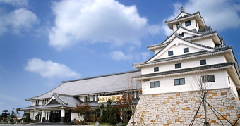 寿スピリッツ＜２２２２＞（ＪＱＳ）グループの寿製菓は、現在、松江駅構内シャミネ食の専門館で、洋菓子ブランドの「ＫＡｎｏＺＡ」（カノザ）を展開しているが、このたび新たに、和菓子ブランドの「お菓子の壽城　シャミネ松江店」（面積２７．０４平米）を１２月１８日に出店する。（写真＝お菓子の壽城の外観）