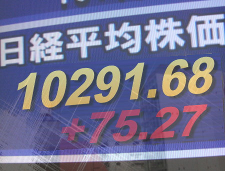 ２１日前場の東京株式市場は、主力銘柄が堅調で全般持ち直す相場。為替は１ドル８３円台で円高気味となったものの、朝鮮半島の緊張が後退したため大手商社、機械、精密などが堅調。