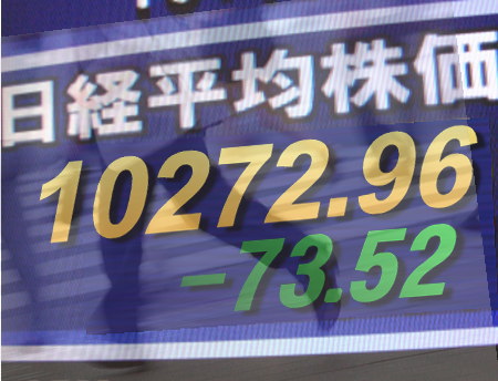 ２４日前場の東京株式市場は、全般に模様ながめ。為替が１ドル８２円台の円高傾向となり、今夜のＮＹ市場はＸマス休場のため、積極的にポジションを取る動きは少ない様子。なかで原油高を材料に石油、鉱業などがしっかり。東証１部の値上がり銘柄数は３５３銘柄（約２１％）だった。