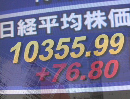２７日後場の東京株式市場は、上海株式が堅調で全般反発。為替は対ユーロで円高となったものの、２５日に利上げを発表したあとの中国株が堅調のため安心感。自動車・建機株が一段上値を追い、石炭・石油開発、大手商社株なども堅調。東証１部の値上がり銘柄数は８０８銘柄（約４８％）だった。