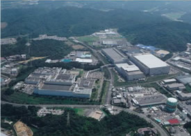 ソニー＜６７５８＞（東１）は２７日の午後３時前、ＣＭＯＳ（シーモス）センサーの生産能力増強と、東芝＜６５０２＞（東１）の所有する長崎の半導体製造設備の譲受を発表した。一部朝刊で観測報道が伝えられていた。