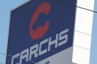 カーチスホールディングス＜７６０２＞（東２）は３０円前後の低水準での展開が続いている。２０１１年３月期の９月中間決算は営業利益が当初見通しの２億４５００万円を大きく上回る４億１６００万円（前年同期２億３００万円）と上振れて着地した。