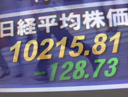 ３０日（大納会）前場の東京株式市場は、全般模様ながめ。円高を受けて積極的にポジションを取る動きは少ない様子で、鉄道関連株など材料株の物色が中心。東証１部の値上がり銘柄数は１４４銘柄（約９％）だった。