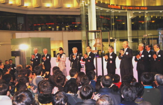 ３０日「大納会」の日経平均は、１１５円６２銭安の１万０２２８円９２銭で取引を締めくくった。年初大発会が１万０６０９円３４銭だったから年足チャートでは約３８０円の「陰線」となった。昨年の１５５５円幅の陽線に比べ、年初始値と年末終値の差は非常に小さいものとなった。