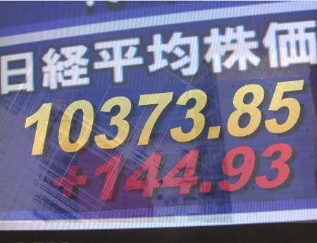 新年初日・４日前場の東京株式市場は、ほぼ全面高。ＮＹ株式の堅調さと為替の安定を受けて大手銀行株、商社、自動車、資源関連株などから活況高となり、東証１部の値上がり銘柄数は１４７５銘柄（約８８％）だった。