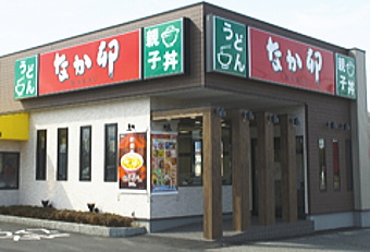 ゼンショー＜７５５０＞（東１）は、１０円高の８１９円と反発している。今年２０１１年の干支・「卯」年の関連株探しの一環で、同社の子会社で親子丼・京風うどん店「なか卯」を展開しているなか卯の社名、店舗ロゴを手掛かりに相場格言通りに「卯跳ねる」を期待して割安修正の打診買いが入っている。