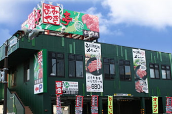 あみやき亭＜２７５３＞（東１）が後場一段高となり２６万円ちょうど（４２００円高）と急反発。大発会の今朝、第３四半期決算（４月～１２月）を発表。自信がなければ休みの直前に発表してホトボリを冷ます手もあったろうに、と、新年初日の朝の発表に注目する向きがあるという。