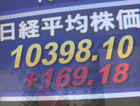 新年初日・４日後場の東京株式市場は、一段と地合いを強めてほぼ全面高。ＮＹ株式の堅調さと為替の円安基調、中国株の堅調さを背景に、ほぼ全業種が値上りし、大手銀行株、資源関連株をはじめ消費者金融株などが堅調。東証１部の値上がり銘柄数は１４８４銘柄（約８９％）だった。