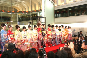 新年初日・4日の株式市場では、電気自動車の「急速充電器」関連銘柄が人気を集め、高岳製作所<6621>(東1)が後場13%高の484円(56円高)となり、12月29日に次いで昨年来の高値を更新。 新年初日・4日の株式市場では、電気自動車の「急速充電器」関連銘柄が人気を集め、高岳製作所<6621>(東1)が後場13%高の484円(56円高)となり、12月29日に次いで昨年来の高値を更新。