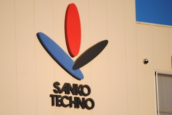 サンコーテクノ＜３４３５＞（ＪＱＳ）の月足直近１２月末株価は１５５０円。今年１月４日～７日（金）は、まだ、商いはない。月足チャートは、２００５年６月の株式上場、６６００円で寄り付き、直後に６９１０円の高値。０７年３月に株式２分割の権利を落とした。