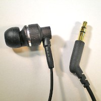 エバーグリーンが公開したイヤホン「DN-ER136EB」の製品画像 エバーグリーンが公開したイヤホン「DN-ER136EB」の製品画像