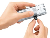 三洋電機が公開したリニアPCMレコーダー「ICR-PS511RM」の製品画像。SDカードを挿入しているところ。 三洋電機が公開したリニアPCMレコーダー「ICR-PS511RM」の製品画像。SDカードを挿入しているところ。