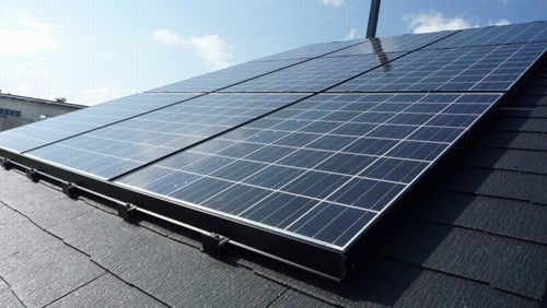 京セラが公開した太陽光発電システ「ECONOROOTS typeU」の設置イメージ 

