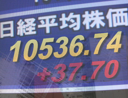 １７日前場の東京株式市場は、全般堅調。中国主席の訪米を前に米中の経済安定成長に期待があり、欧州債務国の財政不安が後退したことも好感。大手商社が堅調で電機・精密、繊維製品もしっかり。水産・農林、不動産株も堅調。東証１部の値上がり銘柄数は１１２１銘柄（約６７％）だった。