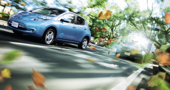 日産自動車＜７２０１＞（東１）は１７日、福島県と電気自動車の普及や関連する産業振興・人材育成に取り組むことを目指した「低炭素社会の実現に向けた共同宣言」に合意し、同日発表した。（写真＝日産リーフ）
