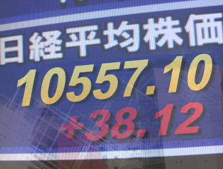 １９日後場の東京株式市場は、前場に続き全般堅調。対ユーロで円安が進み、１２月の首都圏マンション動向が好調で不動産株、銀行株が堅調。農業・漁業関連の材料株や資源エネルギー関連株もしっかり。東証１部の値上がり銘柄数は増えて１０４９銘柄（約６３％）だった。