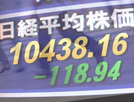 ２０日前場の東京株式市場は、全般軟調。為替が円高気味に転じた上、中国主席の訪米により米中間で４兆円近い商談が成立と伝えられ、「日本ぬき」の心配。ただ、円高メリットのパルプ・紙、電力・ガスは堅調。東証１部の値上がり銘柄数は２４５銘柄（約１５％）だった。