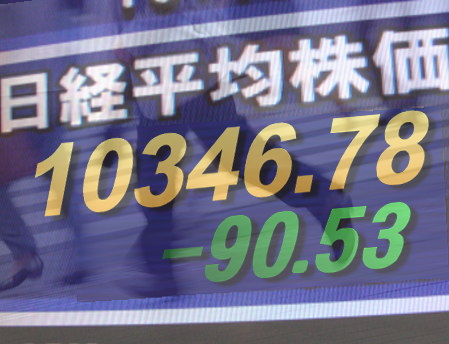 ２１日前場の東京株式市場は、全般模様ながめ。為替は１ユーロ１１１円台の円安に転じたものの、米国２０日にグーグルが決算発表を予定するなど、米国の主要企業決算の本格化を前に手控えムード。大手商社、機械、銀行、電気機器などが安く、自動車株も軟調。半面、薬品株は堅調。東証１部の値上がり銘柄数は２３３銘柄（約１４％）だった。