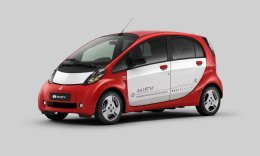 三菱自動車＜７２１１＞（東１）は、新世代電気自動車『ｉ－ＭｉＥＶ（アイ・ミーブ）』がドイツＡＤＡＣ（ドイツのドライバーサポートを目的とした欧州最大の自動車連盟）が実施した衝突試験で高評価を得たことを発表した。