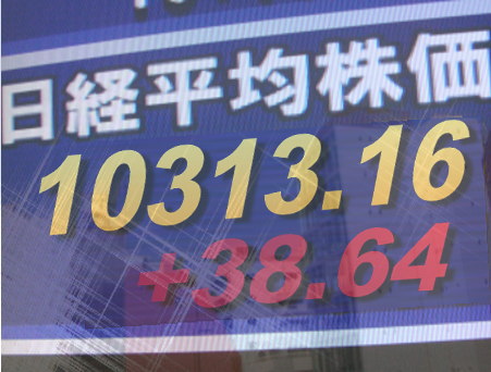 ２４日前場の東京株式市場は、全般堅調。円相場が対ユーロで前週末の１１１円台から１１２円台の円安になり、自動車株が高く、電機・精密株もしっかり。また、大手商社株を含めて資源関連株も堅調。東証１部の値上がり銘柄数は８７８銘柄（約５３％）だった。