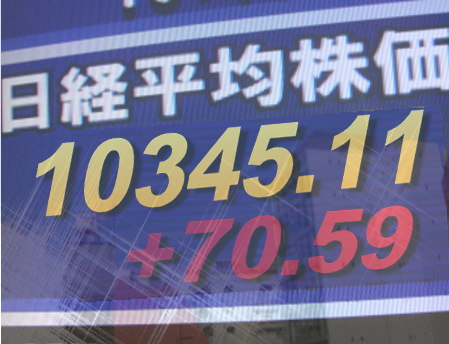 ２４日後場の東京株式市場は、値上り銘柄数が増えて堅調。上海・香港は軟調と伝えられたものの影響はみられず、対ユーロでの円安などを材料に自動車株が一段高。機械、電機・精密株もしっかりで、資源関連株も大手商社株を含めて堅調。東証１部の値上がり銘柄数は１１４５銘柄（約６９％）だった。