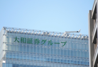 大和証券グループ本社<8601>(東1)の動きが鈍い。昨年11月以降株式市場が出直り色を強めている割には今一つそうした流れを取り込めないでいる。 大和証券グループ本社<8601>(東1)の動きが鈍い。昨年11月以降株式市場が出直り色を強めている割には今一つそうした流れを取り込めないでいる。