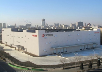 京セラ＜６９７１＞（東１）は、世界規模で拡大する太陽電池の需要に対応するため、太陽電池モジュールの生産拠点である京セラ（天津）太陽エネルギー有限公司新工場棟が完成したと発表。（写真＝京セラ：天津、太陽エネルギー有限公司新工場棟）