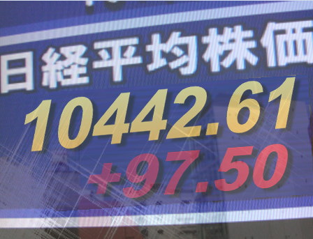 ２５日前場の東京株式市場は、全般次第高で堅調。ＮＹダウの１０８ドル高に比べると静かな上げ相場となったものの、東証の３３業種すべてが値上りし、機械、電気機器、自動車、銀行など全面高。東証１部の値上がり銘柄数は１３５６銘柄（約８１％）だった。