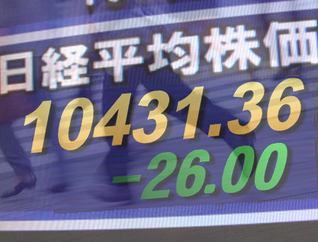 ３日後場の東京株式市場は、やや模様ながめ気分が拡大。円相場の１ドル８１円台の円高を受けて自動車などが軟調な中、四半期決算の好調な銘柄は動意活発で、化学大手や合繊大手が高い。東証１部の値上がり銘柄数は７４３銘柄（約４４％）だった。