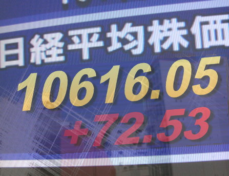 ７日前場の東京株式市場は、全般底上げムードとなり、日経平均は１月１３日につけた戻り高値を更新。ＮＹ株式の前週末１１２ドル高、対ユーロでの円安などが買い安心感を広げた。銀行、証券、不動産などが高く、海運、倉庫・運輸は港湾整備と高速道路の無料化策も手伝い堅調。東証１部の値上がり銘柄数は１１５２銘柄（約６９％）だった。