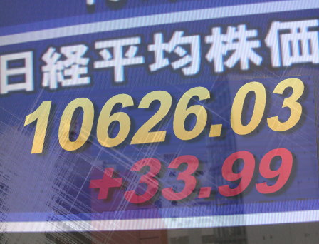 ８日前場の東京株式市場は、好決算銘柄や材料株の物色が活発。円相場が反騰気味に転じ対ユーロで１１１円台の円高傾向になったこともあり、自動車、精密機器などは上値が重く、一方、ＮＹ株式の６日続伸など、最近の内外株価の堅調さを映して銀行、保険、不動産、証券などが高い。
