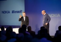 記者会見を行ったノキアのスティーブン・エロップ最高経営責任者（CEO）とマイクロソフトのスティーブ・バルマーCEO（Copyright© Nokia 2010）