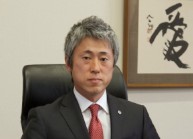 エスアールジータカミヤ＜２４４５＞（東２）の株価は、１０年６月９日の３１０円を底値に、じりじりと水準訂正している。新幹線工事再開という背景もあるが、新製品開発力の強みを発揮し、事業の新領域開発に積極的に取組む同社の地道な姿が裏付けられているともいえよう。高宮一雅社長のいう「環境にやさしい事業」への変身はもう始まっている。