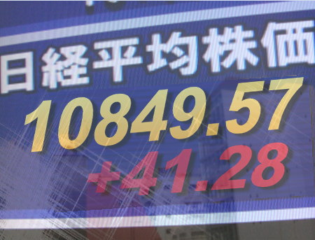 １７日前場の東京株式市場は、主力銘柄を中心に堅調。円相場の安定とＮＹ株式の続伸をベースに電機・精密、自動車、海運株などが高く、海外資金の流入観測もあり証券、銀行、保険株も堅調。東証１部の値上がり銘柄数は９５３銘柄（約５７％）だった。