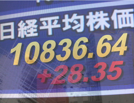 １７日後場の東京株式市場は、買い一巡感が漂い全般は一進一退。ＮＹ株高と海外資金の流入観測を受け銀行、証券、保険株が堅調で、不動産株もしっかり。ただ、前場堅調だった総合電機・重電株や精密機器、大手商社の一角は軟化。東証１部の値上がり銘柄数は１０４４銘柄（約６２％）だった。